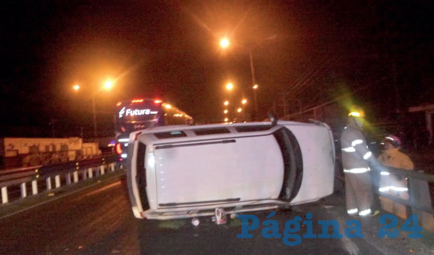 Esta camioneta chocó contra otras dos unidades y se volcó, debido a que su conductora no logró eludir las pares automotrices que quedaron tiradas en el camino