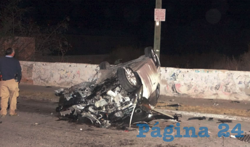 El Nissan Sentra salió literalmente volando del puente ubicado en Margaritas y cayó en los carriles laterales, sufriendo su conductor graves heridas