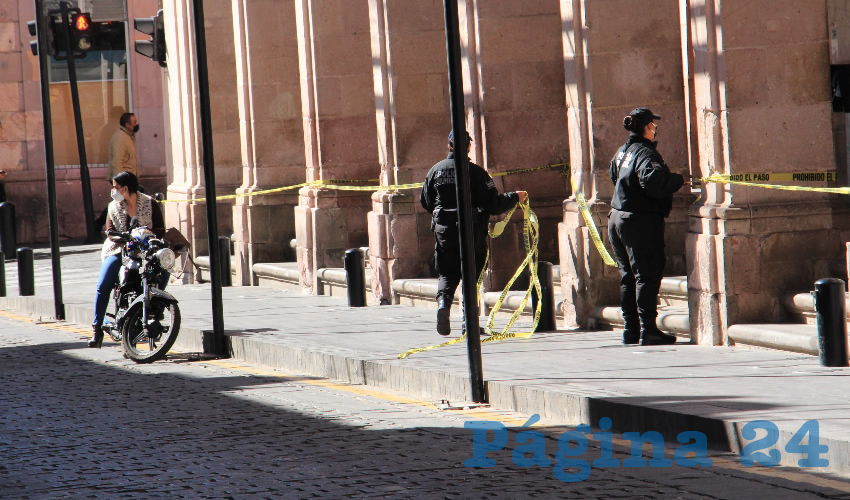 Durante abril, con el inicio de la pandemia generada por COVID-19, los espacios públicos que se encuentran en el Centro Histórico capitalino, así como en muchos otros puntos de la ciudad, fueron clausurados con cintas amarillas que prohíben el paso de personas, acción que se incrementó durante el presente mes por motivo de las fiestas navideñas (Foto: Página 24/ Rocío Castro Alvarado