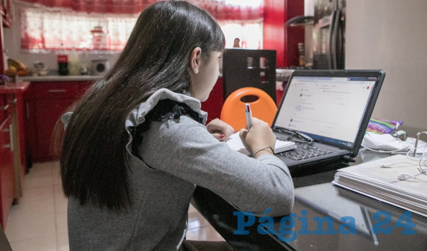 A través del Instituto de Educación de Aguascalientes, se desplegaron programas especiales para lograr la permanencia de los estudiantes en sus respectivos niveles de formación académica