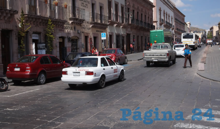 Un respiro encontraron los ruleteros en esta época decembrina, al aumentar la demanda por sus servicios, al incrementarse el circulante de dinero en este fin de año, en especial por los aguinaldos, señaló Javier Galaviz González, representante estatal del Movimiento Nacional Taxista (Foto: Página 24/ Rocío Castro Alvarado)