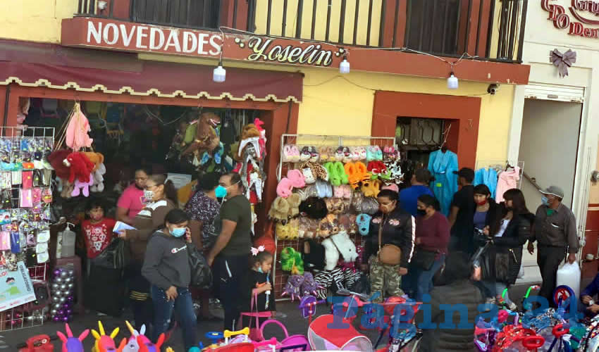 En Guadalupe las calles de la ciudad continúan con gran flujo de individuos de todas las edades, pese a las restricciones establecidas por el gobierno estatal, a través de la Secretaría de Salud, para evitar contagios de coronavirus en la entidad (Foto: Página 24/ Rocío Castro Alvarado)