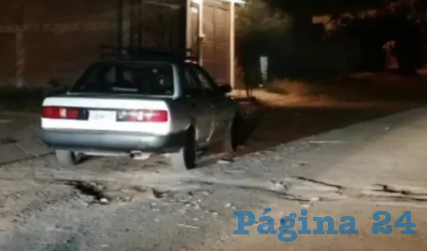 El Tsuru con el cuerpo en su interior fue abandonado sobre las calles Cerró el Juncal y Cerro San Alfonso, en la etapa 17 del Fraccionamiento Chulavista/Foto: Especial