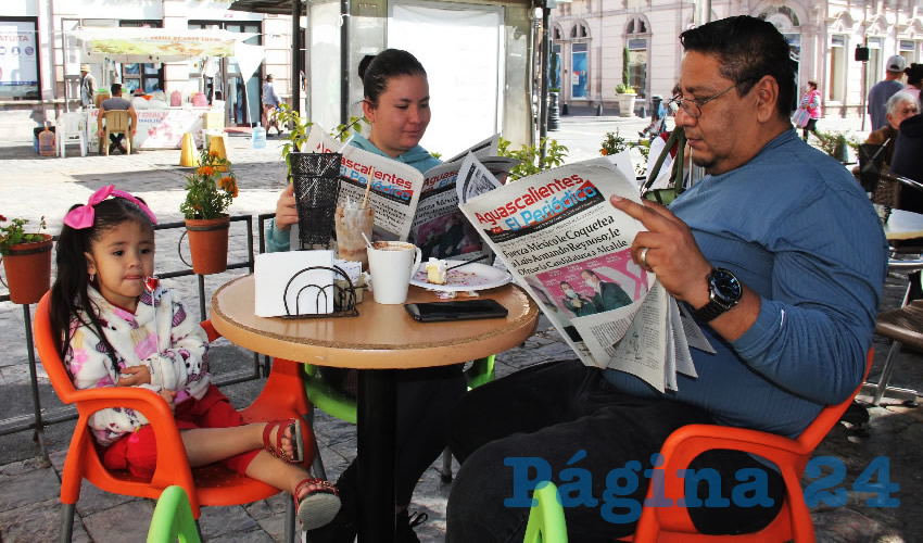 En Caf&eacute; Catedral desayunaron Raziel Rom&aacute;n Hern&aacute;ndez con su esposa Montserrat Viguer&iacute;as Salazar y su hija Valeria