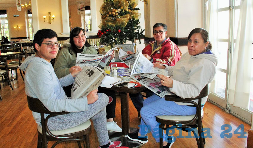 En el restaurante Sanborns desayunaron Jos&eacute; Vel&aacute;zquez S&aacute;nchez, su esposa Yesenia Gallardo Mart&iacute;nez y sus hijos Jos&eacute; Miguel y Yesenia, que nos visitan de Jalisco