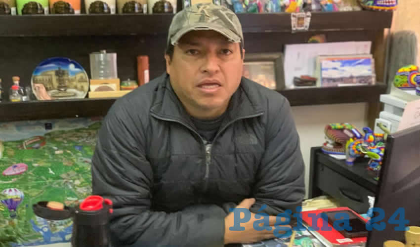 Esaú Morales Pérez, miembro de la mesa directiva de locatarios del Mercado González Ortega (Foto: Página 24/ Rocío Castro)