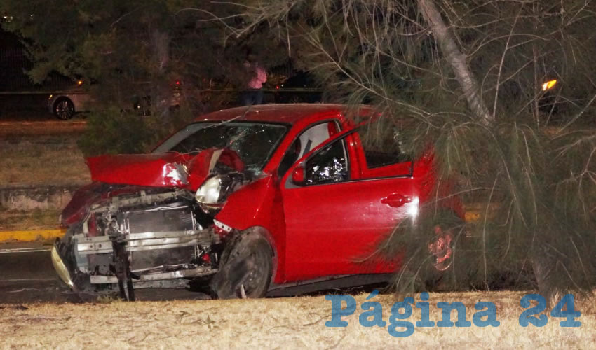 El auto Nissan March se estamp&oacute; brutalmente contra un &aacute;rbol, en avenida Paseo de Ojocaliente