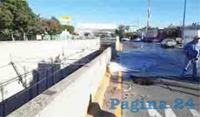 El derrame de agua inició desde anoche, pero el líquido se estancó porque se robaron el cableado de los equipos de bombeo. El nivel alcanzó los 80 centímetros/Foto: Especial