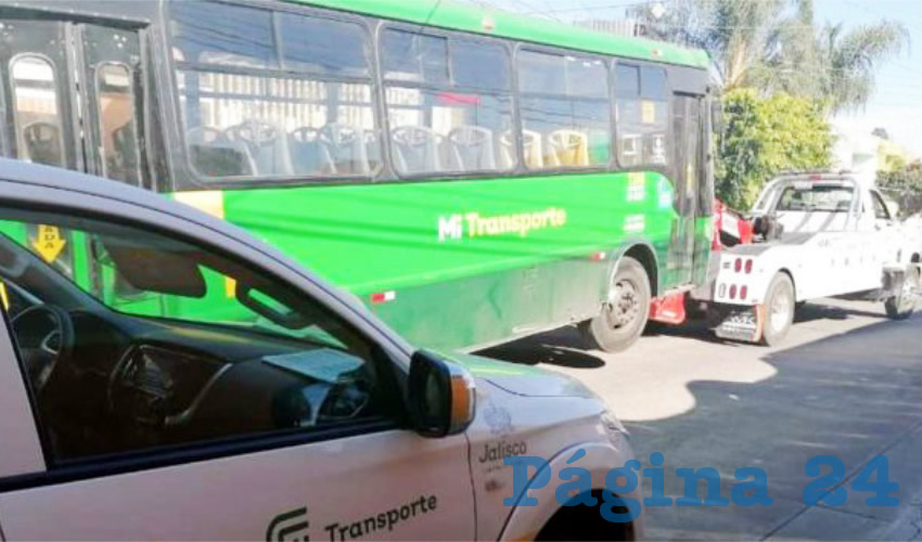 El camión que conducía el agresor fue recogido por las autoridades. Se dijo que se trabaja con la fiscalía estatal para conseguir la reparación del daño que sufrió el auto Nissan/Foto: Twitter @TransporteJal