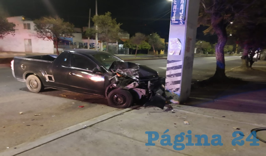 Alberto “N” “N”, de 28 años de edad, causó aparatoso accidente con su Chevrolet Tornado negra