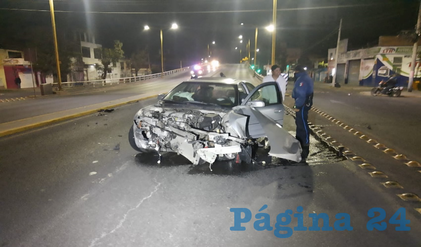 El carro Pontiac Grand Am plata que estrelló Geovanni Rodríguez Cruz, de 18 años