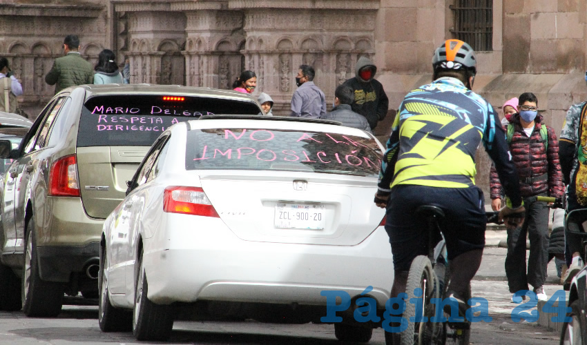 Miembros y simpatizantes del Frente Popular de Lucha por Zacatecas (FPLZ) y del Movimiento Regeneración Nacional (Morena), realizaron movilizaciones vehiculares en la zona metropolitana para protestar por las inminentes candidaturas de David Monreal Ávila a la gubernatura y de otros abanderados a los puestos de mayoría relativa y de representación proporcional (Foto: Rocío Castro Alvarado)