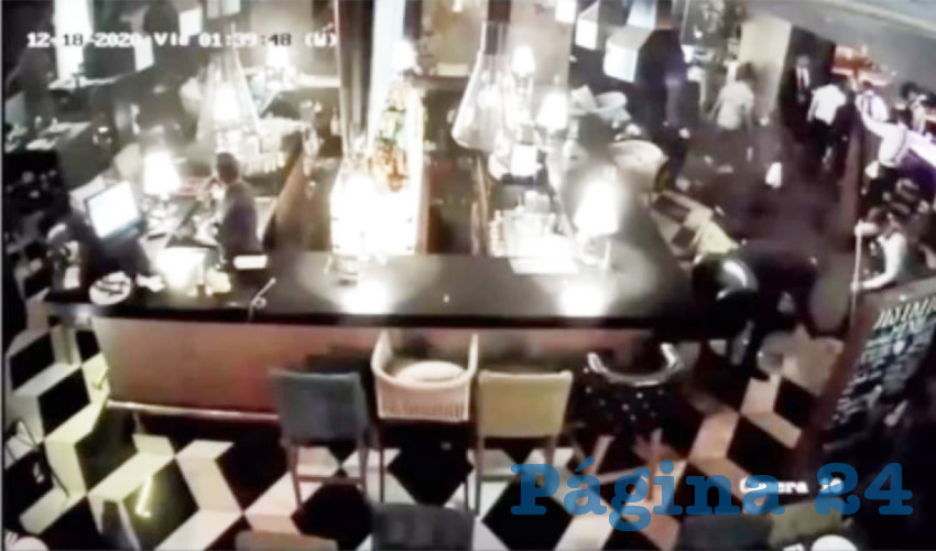 El fiscal del estado mostró dos videos donde se observa el momento en que personal del bar “Distrito 5” limpia la zona donde fue asesinado el exmandatario jalisciense Aristóteles Sandoval, el pasado 18 de diciembre/Foto: Tomada de video