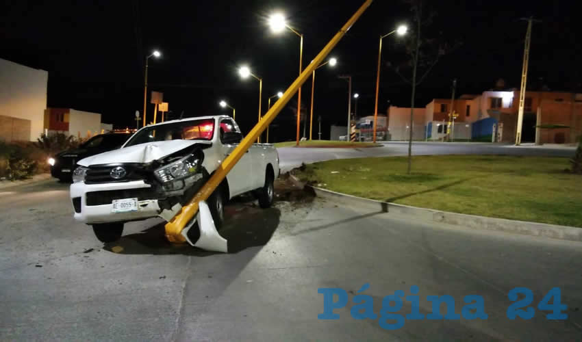 Así quedaron la camioneta Nissan y el arbotante