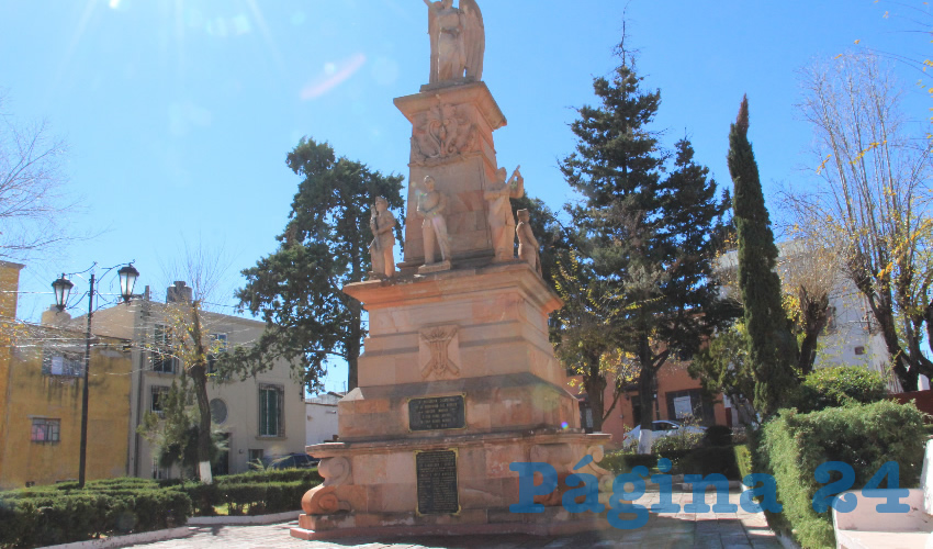 Entre las calles Rayón y Morelos del Centro Histórico se encuentra el Jardín de los Niños Héroes, el cual pasa desapercibido para los visitantes ya que no se encuentra sobre las principales calles de la ciudad, lo que no es así para los locales que en este pequeño espacio disfrutan de realizar distintas actividades (Foto: Rocío Castro Alvarado)