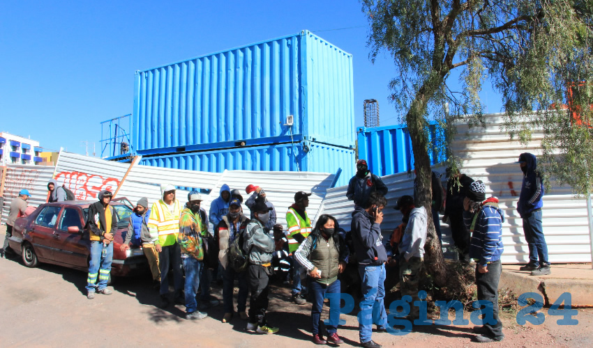 A fin de exigir seguro médico, pago justo y trabajo para los obreros locales, fue que trabajadores de la construcción paralizaron actividades en las obras del nuevo centro comercial en Guadalupe que iniciaron hace un mes (Foto: Página 24/ Rocío Castro)