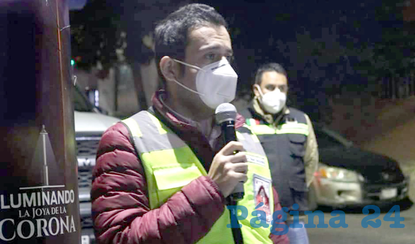 Ulises Mejía Haro realizó el encendido oficial para las nuevas lámparas de luz blanca en la calle Cerro Papantón