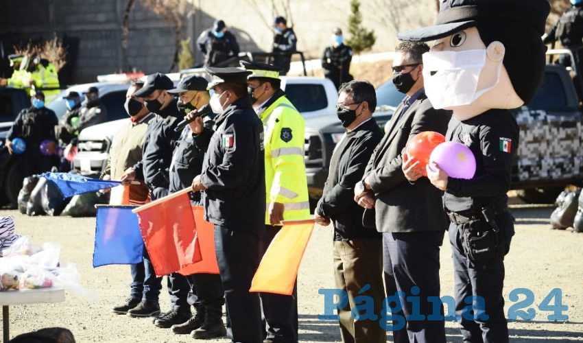 En el recorrido participaron uniformados de la Dirección de Policía de Seguridad Vial, Policía Estatal y de la Policía Metropolitana y de centros penitenciarios, que luego de entregar algunos juguetes a menores en el primer cuadro de la ciudad capital, se dispersaron a colonias y otros municipios (Foto: Cortesía)