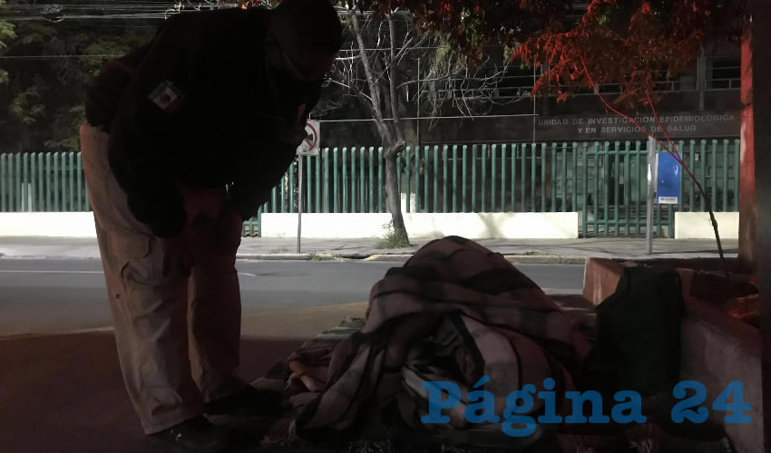 A quienes deciden no acudir al refugio y permanecer en las calles, se les otorga comida caliente y cobijas