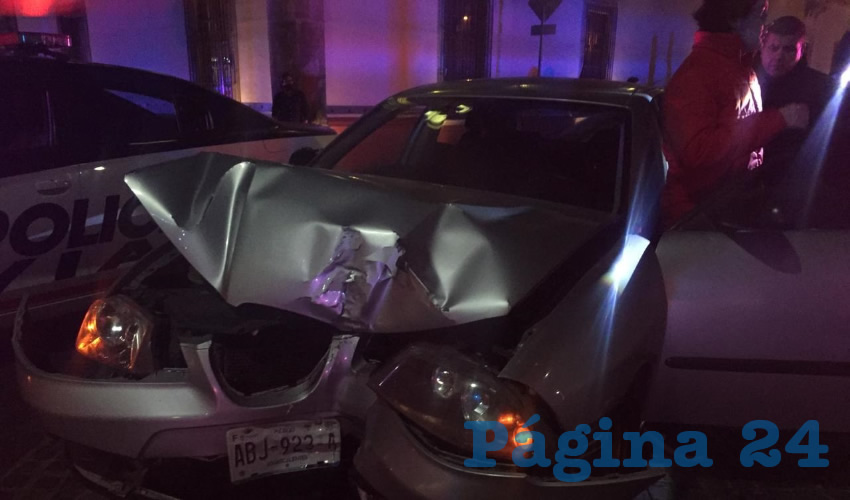 Así quedó el coche Seat gris tras chocar contra el arbotante, en el cruce de las calles Carranza y Galeana