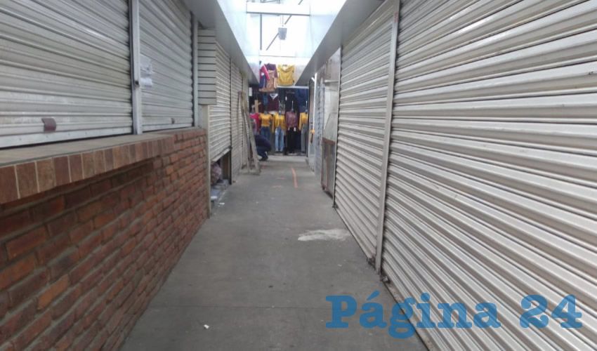 Lleno de basura en el exterior, y con la mayoría de locales cerrados, este mercado cada ve tiene menos locatarios y clientes/Fotos: Francisco Tapia
