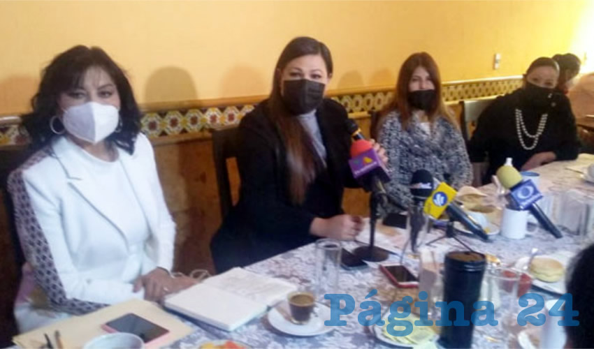 “Exigimos una acción congruente que garantice la participación política y electoral de las mujeres en función de que los partidos políticos postulen mujeres en los municipios de alta población… Proponemos que sean alternados uno a uno en género, dejando a los partidos políticos qué género encabeza la lista”, señalaron integrantes del colectivo G10 X Jalisco/Foto: Francisco Tapia