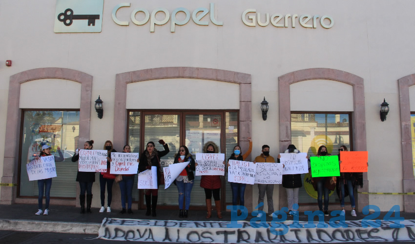 La mañana de ayer fueron tomadas las instalaciones de la tienda departamental Coppel que se ubica en la avenida Guerrero del centro de Guadalupe, debido al despido injustificado de una de las trabajadoras, misma que fue respaldada por el Bloque Plural de Lucha Social y Sindical (Fotos: Rocío Castro)