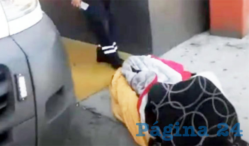 Envuelto en cobijas, un hombre fue tirado afuera de la Cruz Verde Ruiz Sánchez, en Guadalajara; sujetos que iban a bordo de un auto lo dejaron junto al área de ambulancias/Foto: Captura de Video