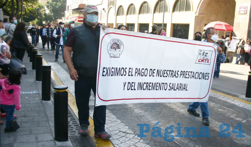 Por el cierre de grupos, alrededor de 200 maestros se quedaran sin ingresos, denunciaron ayer integrantes del Sindicato Único de Trabajadores del Colegio de Bachilleres (Cobaej). /Fotos: Francisco Tapia