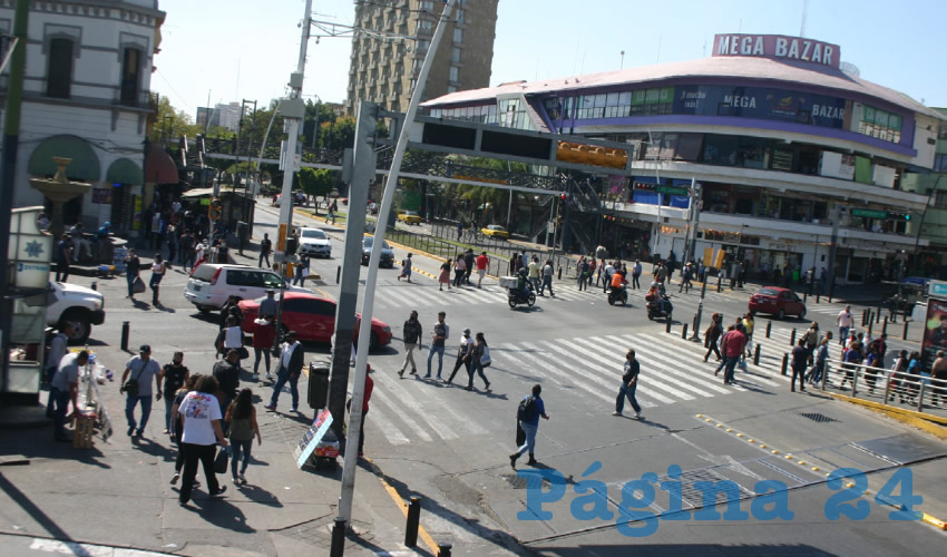 Algunos comerciantes del centro expresaron que ahora que ya no hay restricción horaria el flujo de gente ha sido más constante, pues para empezar el que ya no haya botón les permitirá cerrar más tarde/Fotos: Francisco Tapia