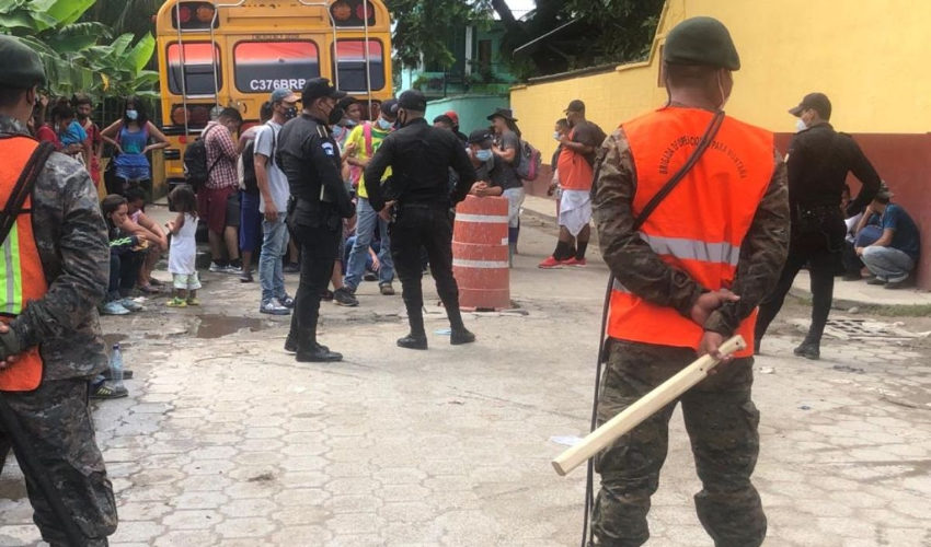 Autoridades vigilan a migrantes en Guatemala (Foto: Especial)