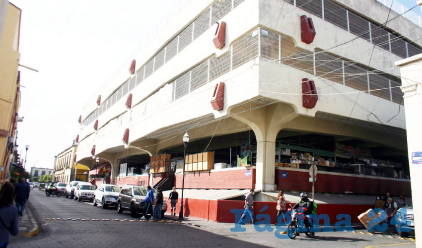 “Estuvieron involucradas empresas y funcionarios de obras públicas, el reforzamiento nunca se llevó a cabo, se invirtieron 32 millones de pesos y no sirvió de nada, el mercado sigue igual o peor, fue todo estético”, lamentó uno de los locatarios del lugar/Foto: Francisco Tapia