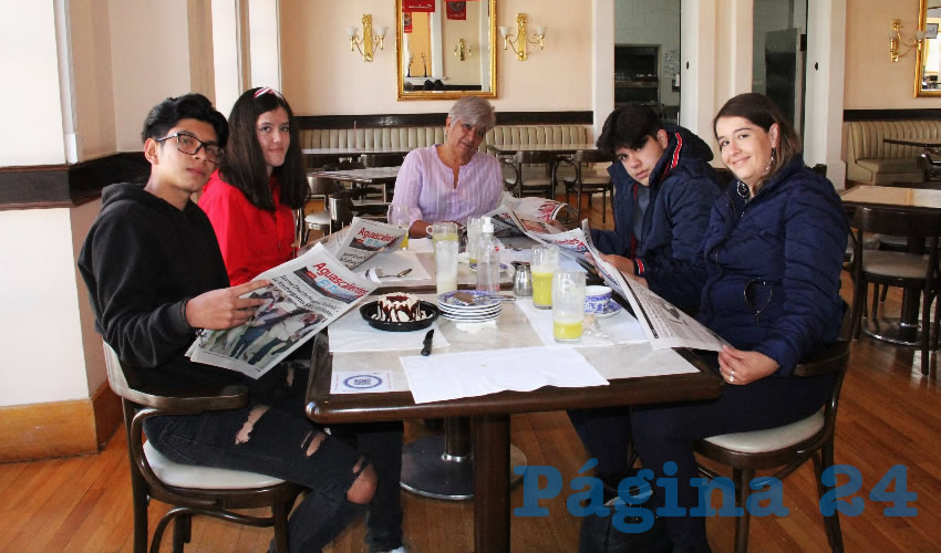 En el restaurante Sanborns desayunaron los hermanos Yahir, Erin y Guillermo Muñoz Gallardo, Viridiana Gallardo y Leticia Tovar Nieto