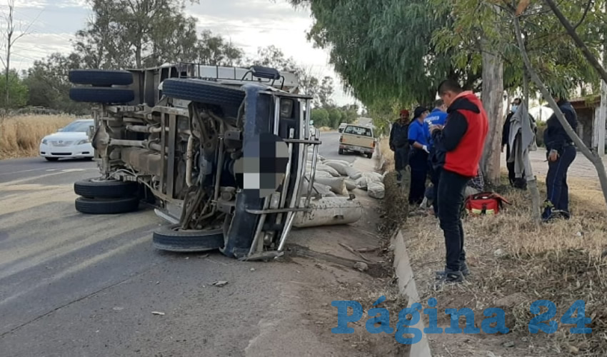 En el camino quedaron regados los costales con maíz