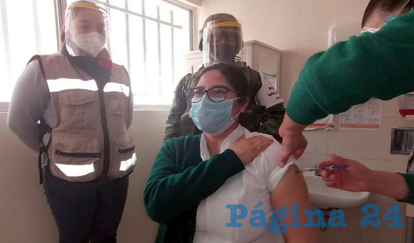La primera dosis se aplicó en punto de las 08:00 horas en el Hospital COVID-19 de la 11 Zona Militar, a la cabo auxiliar asistente de enfermería, Adilene Senyasse Hernández Reyes (Foto: Cortesía)