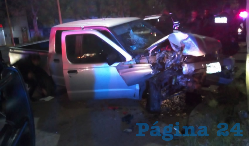 La camioneta Nissan NP300, que estrellaron contra una palmera