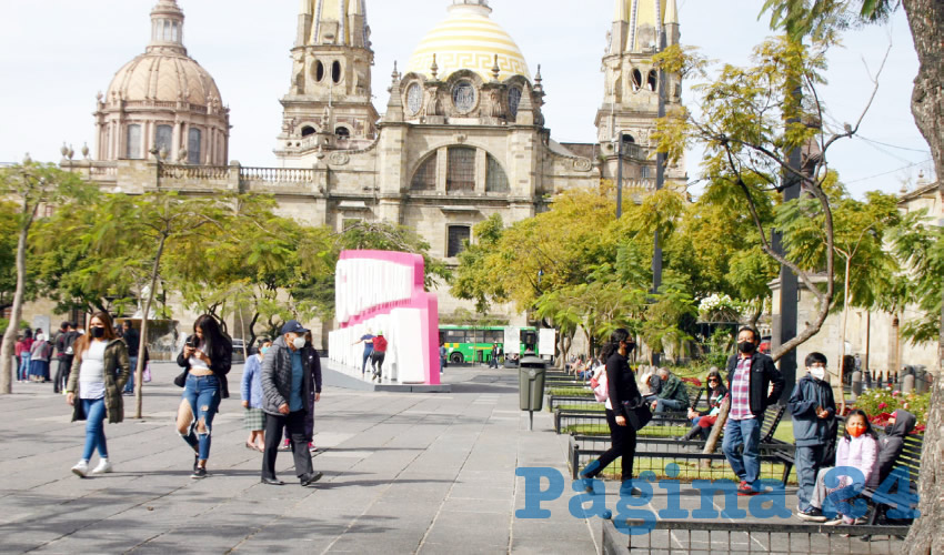 Ayer se decidió que se deben suspender actividades que pueden atenderse a distancia, como empresariales, comerciales y de gobierno, excepto ventanillas para atención al público. Además de que se cerrarán actividades que generan aglomeraciones, aún no hay panorama para el regreso presencial a clases/Foto: Francisco Tapia