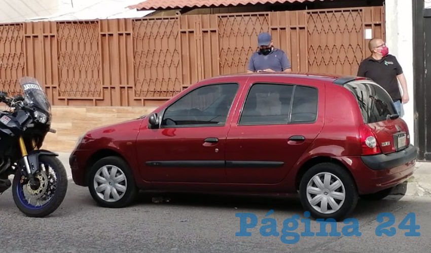 Los pistoleros escaparon en este auto Renault Clío tinto, el cual fue localizado en Las Arboledas