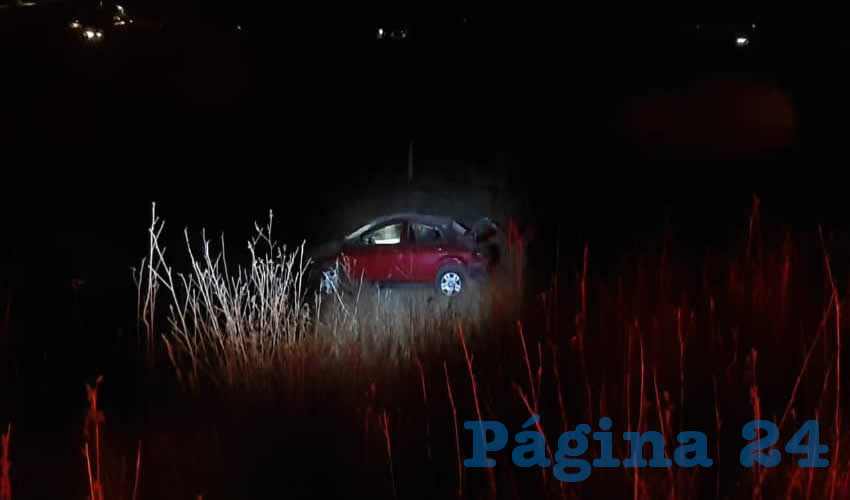 El carro Nissan Tiida salió del camino y fue a dar a un desnivel