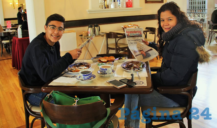 En el restaurante Sanborns desayunaron Mauro Campagina Ch&aacute;vez y Mariana Ch&aacute;vez del Bosque