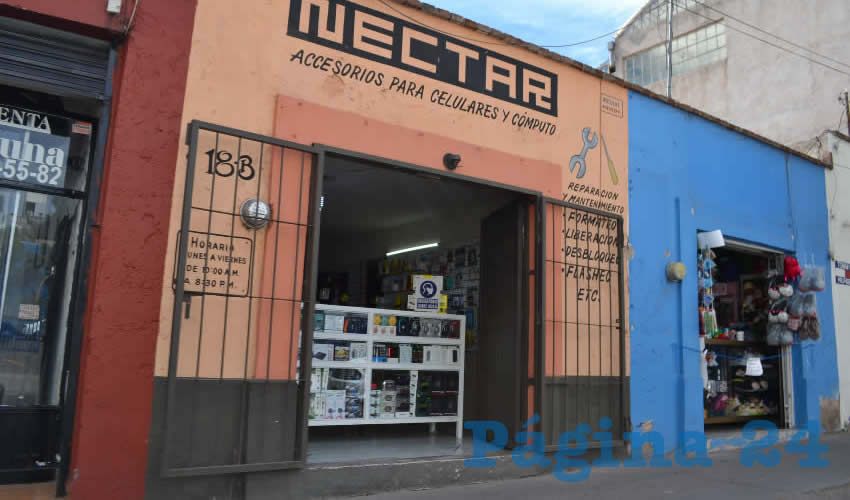 El comercio del Centro Histórico sigue relajando las medidas sanitarias para buscar incrementar sus ventas, por lo que sin importar que sean o no establecimientos de primera necesidad (Foto: Merari Martínez)