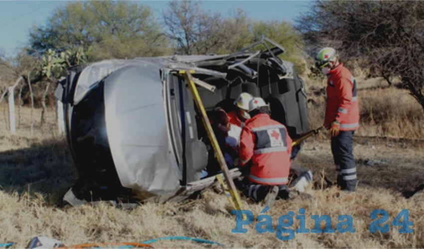 Momento en que los rescatistas liberan del destrozado auto al borracho conductor Pablo Ram&iacute;rez Aranda, de 30 a&ntilde;os