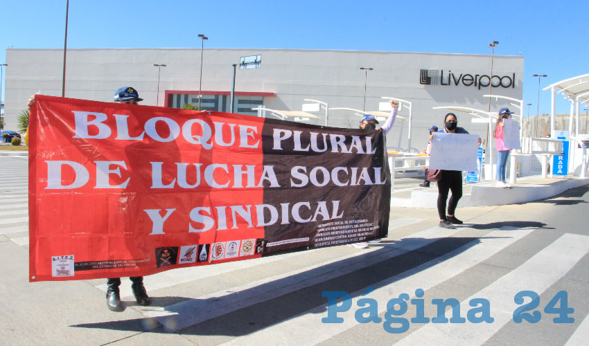Se manifestaron en el estacionamiento del centro comercial Galerías Zacatecas, siendo respaldados por miembros del Sindicato Independiente de Trabajadores del Estado de Zacatecas (SITEZ) y del Bloque Plural de Lucha Social y Sindical (Foto: Rocío Castro)