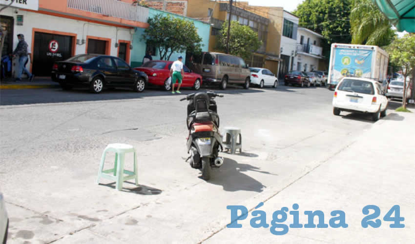 “Mira, llegas y está con botes, los mueves un poco y (los apartalugares) se molestan”, porque tienes que darles dinero para que te den lugar… en la vía pública, explicó una comerciante del centro de Tlaquepaque/Foto: Francisco Tapia