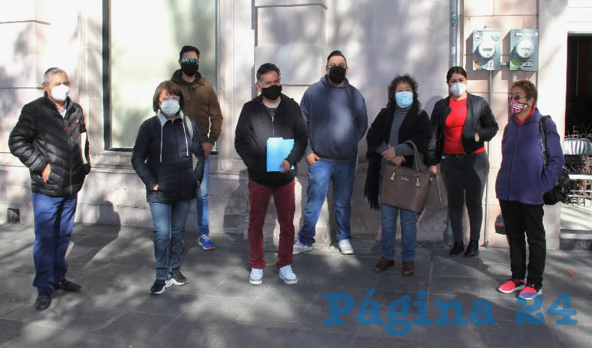 Algunas de los cientos de personas que siguen esperando se les regrese el dinero de boletos para la variedad del Palenque (Foto: Juan Fernando Reyes Ortega)