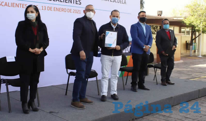 Se realizó la entrega del documento a 28 maestras y 10 profesores con antigüedades de entre los seis y los 20 años