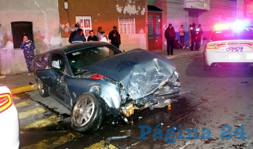 Para la chatarra quedó el auto Ford Mustang azul, que manejaba Alfonso Valdez Saldaña, de 27 años