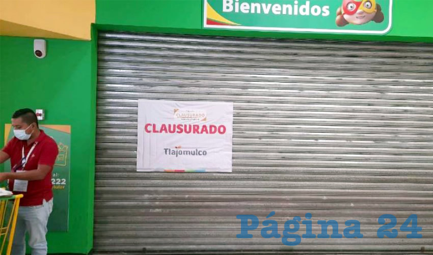 La Bodega Aurrera clausurada se ubica en el centro comercial Multiplazas del Valle, de Tlajomulco de Zúñiga. Además de no tener protocolos de higiene, el gerente del lugar confesó que mantenía trabajando a personal contagiado; tampoco avisaron de los contagios a la Secretaría de Salud de Jalisco/Foto: Twitter @GobTlajomulco