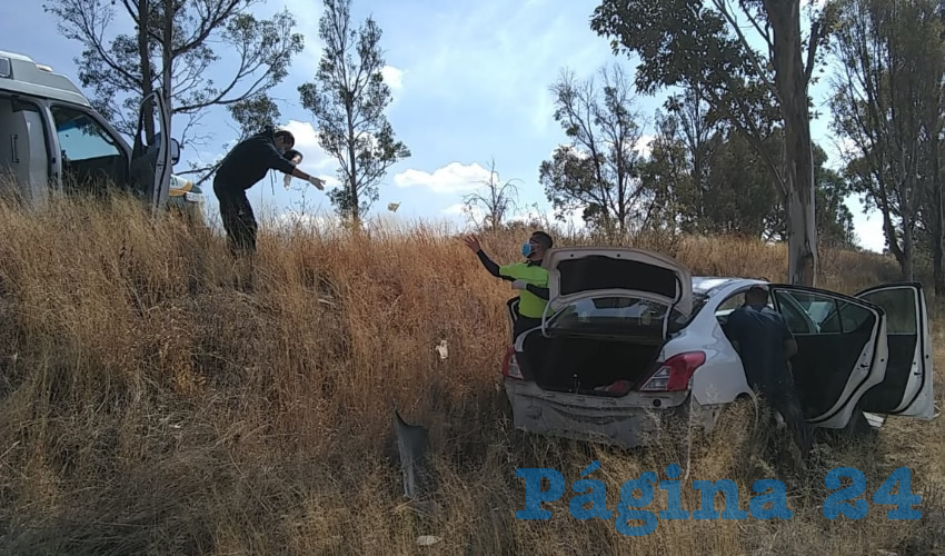 En la carretera estatal 99, un auto Nissan Versa se salió del camino y se fue a estrellar contra un árbol