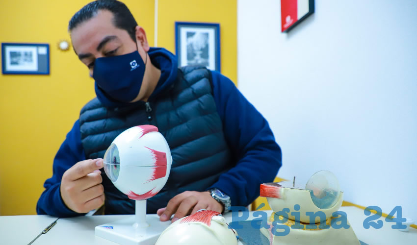 Es importante cuidar el brillo de los monitores y ajustarlo de acuerdo con la comodidad de cada persona, además de utilizar lentes con protección solar